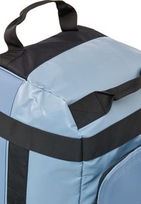 Vaateen sininen eristyslaukku mustilla hihnoilla ja yksityiskohdilla, jossa on suorakulmainen muoto ja sileä pinta, suunniteltu lämpötilan säilyttämiseksi.