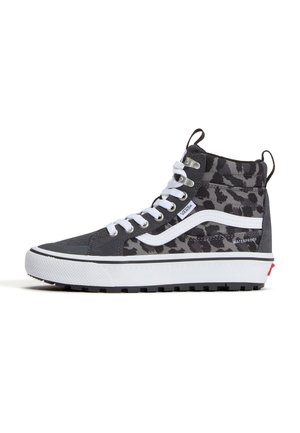 Hoher schwarzer und grauer Vans Sneaker mit Leopardenmuster, weißem Seitenstreifen, weißen Schnürsenkeln und dicker weißer, als wasserdicht gekennzeichneter Sohle.