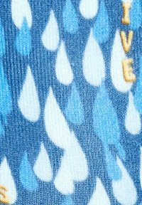 Blauer Stoff mit einem Regentropfenmuster in verschiedenen Blau- und Weißtönen, durchsetzt mit goldenem Text zwischen den Tropfen.