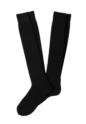 Een paar zwarte ribgebreide kniekousen liggen plat tegen een witte achtergrond.