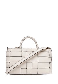 Borsa a mano in pelle intrecciata bianca con manico superiore intrecciato e tracolla staccabile. Presenta una forma strutturata e accenti neri in contrasto.