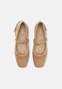MICHAEL Michael Kors COLLETTE FLEX BALLET - Ballerina's met enkelbandjes - camel