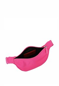 Marsupio in tessuto rosa con design curvo, chiusura con zip e interno nero. Presenta un'etichetta rossa all'interno e una tracolla regolabile.