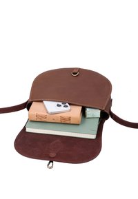 Gusti Leder WIEBKE - Umhängetasche - brown