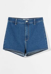 Modré denimové šortky s poutky na opasek, předním knoflíkem, zipovým uzávěrem a viditelným šitím, položené na bílé pozadí.
