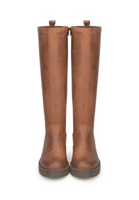 Bottes en cuir marron montantes, avec une texture lisse, un bout rond et une semelle en caoutchouc. Dotées d'une fermeture éclair et d'une doublure en tissu en haut.
