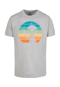 Hellgraues Baumwoll-T-Shirt mit einer Grafik einer Alienfigur und einem retro gestreiften, kreisförmigen Design in Blau-, Grün-, Orange- und Gelbtönen.