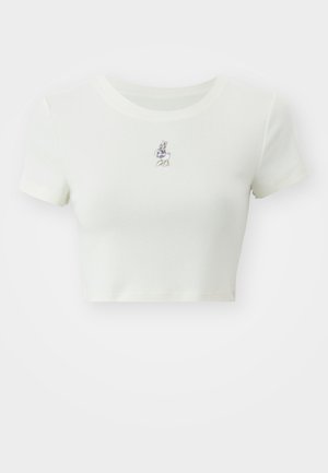 Camiseta branca cropped feita de tecido suave, com um pequeno personagem de cartoon bordado no peito, mangas curtas e decote arredondado.