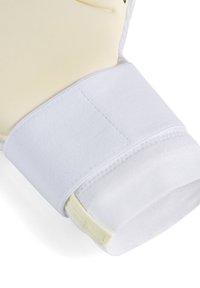 Guante de portero con palma de látex amarillo, correa de muñeca de látex blanco, superficie texturizada y costuras reforzadas a lo largo de los bordes.