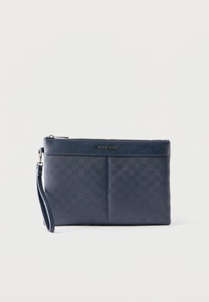 Granatowa kopertówka o teksturowanej powierzchni z paskiem na nadgarstek i złotym logo "Pier One", wyposażona w górny zamek błyskawiczny.