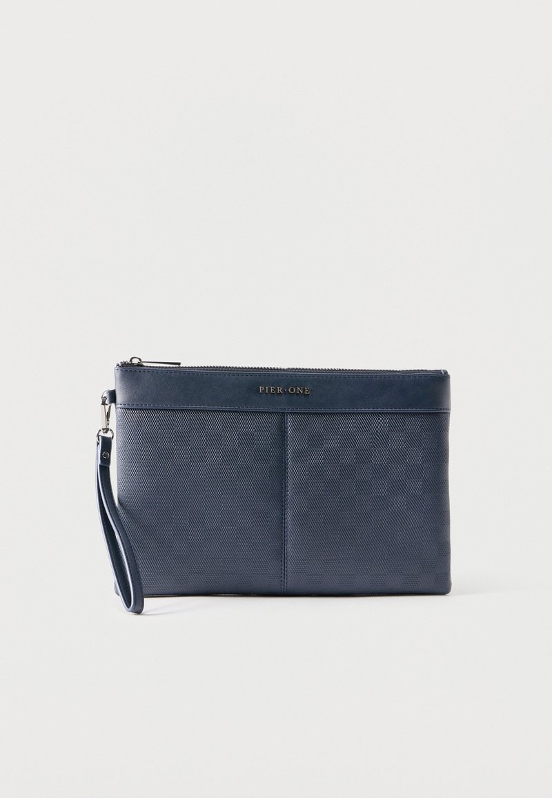 Τσαντάκι χειρός σε ναυτικό μπλε χρώμα με υφή, λουράκι καρπού και χρυσό λογότυπο "Pier One", με κλείσιμο με φερμουάρ στην κορυφή.