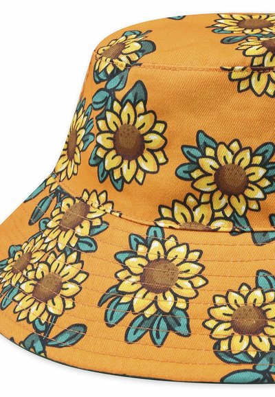 Chapeau seau en tissu orange avec imprime de tournesols. Comprend des fleurs jaunes avec des centres bruns et des feuilles vertes. Détails de couture sur le bord.