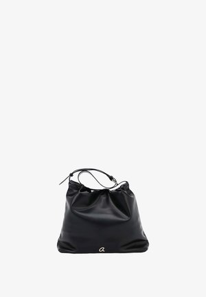 Borsa a tracolla in morbida pelle nera con tracolla regolabile e piccolo logo metallico al centro in basso, su sfondo bianco.