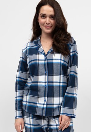 Conjunto de pijama de franela a cuadros en colores azul, gris y blanco, con botón en la parte delantera, cuello con muesca y mangas largas. Textura suave.