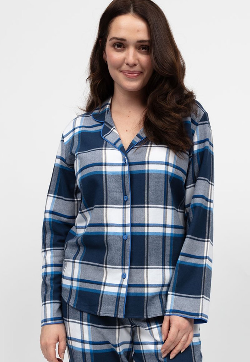 Piżama w kratę z flaneli w odcieniach niebieskiego, szarego i białego, z guzikami z przodu, kołnierzykiem z wykrojem i długimi rękawami. Miękka w dotyku.