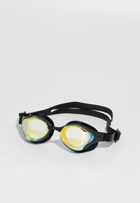 Lunettes de natation noires avec des verres miroir teintés jaunes et un cadre en caoutchouc flexible. Équipées d'une sangle ajustable pour un maintien confortable.