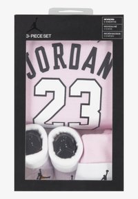 Kolmepoolne komplekt, mis sisaldab heleroosat ülikonda musta "JORDAN 23" kirjaga ning kahte sobivat roosat sokki mustade logodega. Pakendatud karpi.