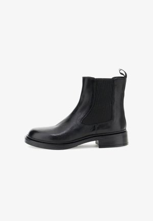 Bottine en cuir noir avec panneau latéral élastique et tirette, petit talon empilé, bout rond lisse, sur fond blanc.