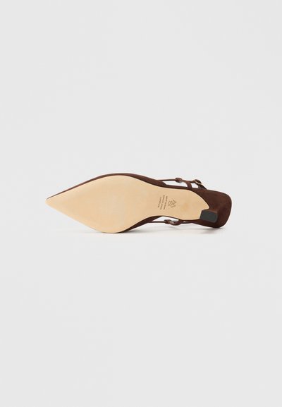 Chaussure à talon haut en suede marron avec un bout pointu et un talon ouvert. La semelle est de couleur beige clair avec une finition texturée, présentant un petit accent noir.