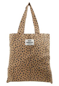 Beige tygväska med oregelbundna svarta prickar och en tygetikett med texten "Mads Nørgaard København" i mitten framtill.