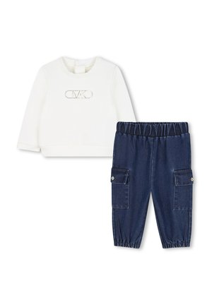 Sweat-shirt blanc avec un écusson, manches longues et bords côtelés. Pantalons en denim foncé avec une taille élastique et des poches cargo latérales.