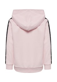 Roze hoodie gemaakt van zachte stof. Heeft zwarte zijstrepen met een patroon en ribgebreide manchetten en zoom. Achteraanzicht.