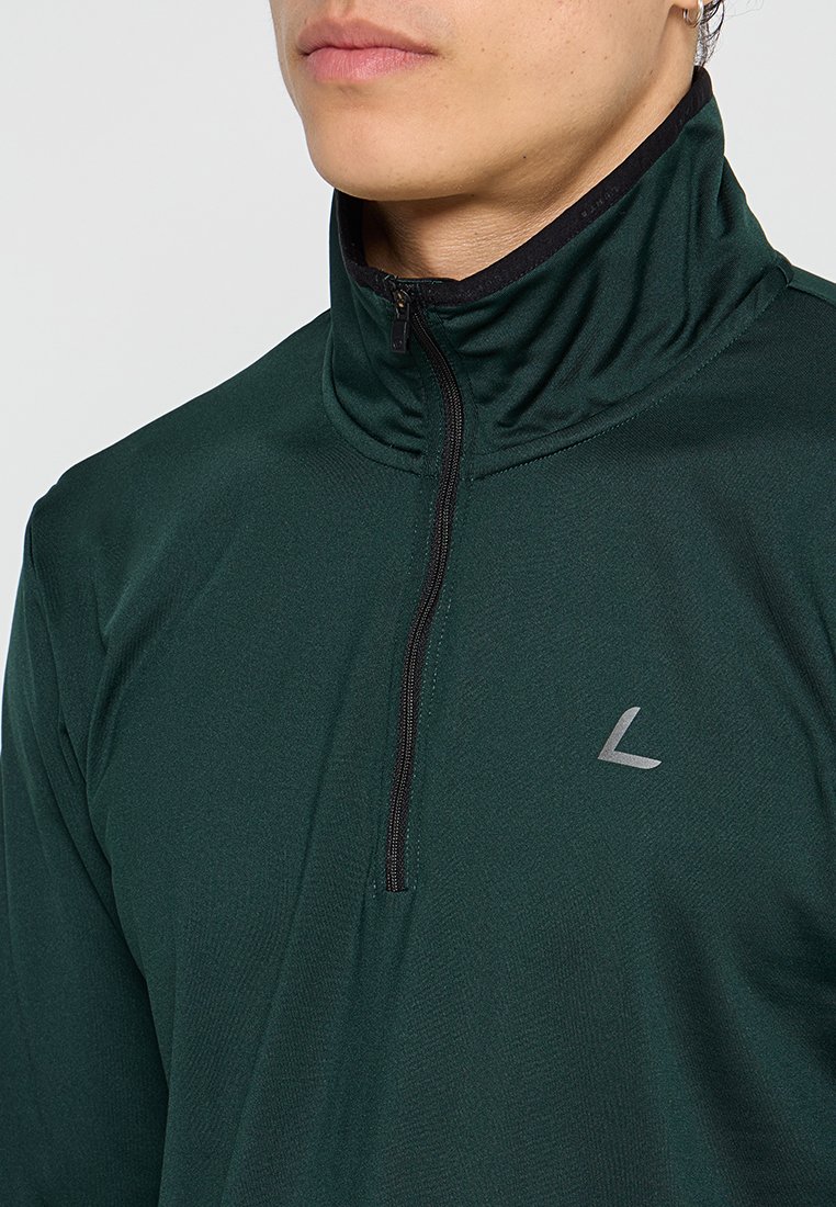 Dunkelgrünes, hochkragiges Sportoberteil mit einem Reißverschluss am Hals, glattem Stoff und einem grauen Logoakzent auf der Brust.