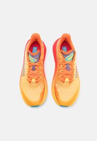HOKA MACH 6 UNISEX - Cestná bežecká obuv - poppy/squash