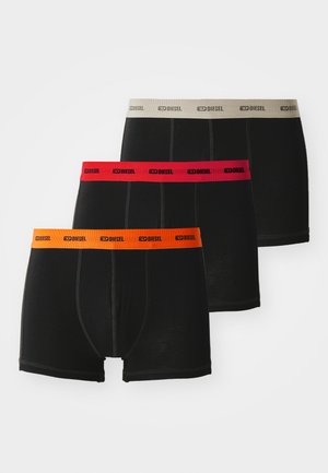 Fekete boxer alsónadrág készlet, amely három párt tartalmaz különböző színű derékszíjakkal: bézs, vörös és narancssárga, mindegyiken "DIESEL" felirattal. Sima textúra.