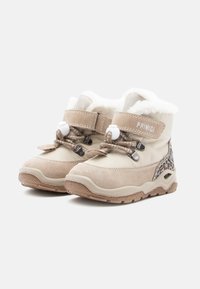 Botine de iarnă din suede bej, cu guler din blană synthetică, două curele reglabile și un accent cu imprimeu de leopard pe lateral. Talpă din cauciuc texturat.