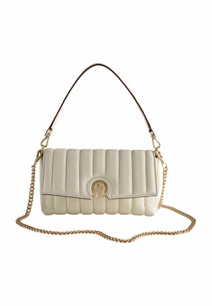 Beige quiltet læderhåndtaske med guld kæde rem og kort håndtag, med en gulddetalje spænde på frontklaffen.