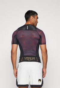 Venum AIR RASHGUARDS - Marškinėliai su spaudiniu - deep black/fire red