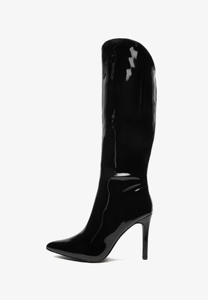 Põlvekõrgune, läikiv must stiletto saabas terava ninaotsaga. Sujuv tekstuur ja kõrge disain loovad voolujoonelise ning keha järgi istuva silueti.