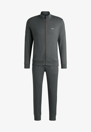 Donkergrijze trainingspak gemaakt van zacht materiaal; heeft een zip-up jack met een opstaande kraag en broek met zijritsen. Inclusief gouden logo-accent.