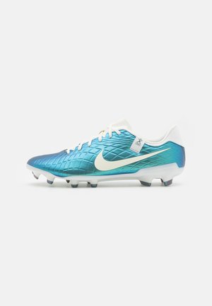 Scarpe da calcio Nike con un design blu e bianco a sfumatura lucida, superficie testurizzata, allacciatura frontale e sei tacchetti bianchi per una migliore aderenza.