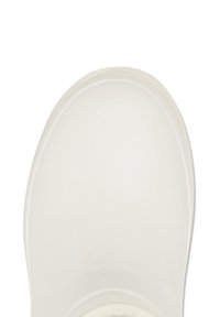 Primer plano de la zona delantera redondeada de una bota de lluvia blanca de caucho con un acabado liso y mate.