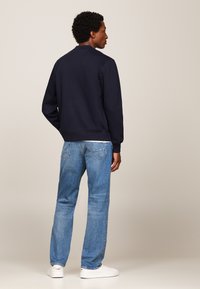 Tommy Hilfiger FLAG LOGO BASEBALL ZIP THROUGH - Bomberjacka - desert sky