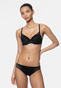 Conjunto de sujetador y braga de encaje negro con patrones florales, soporte con aros, tirantes ajustables y una textura suave y transparente.