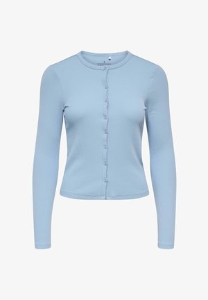 Cardigan à manches longues bleu clair en tissu côtelé, avec un col rond, une fermeture à boutons sur le devant et un détail de bord festonné.