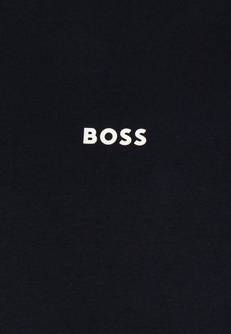 Camiseta de algodón negra con un logotipo blanco que dice "BOSS" en una fuente sans-serif en negrita, centrado en la parte delantera.