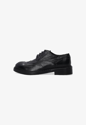 Chaussures en cuir noir à lacets avec un design brogue, perforations décoratives et une semelle en caoutchouc noir épais. Forme simple et classique.