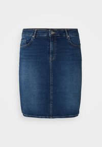 Saia lápis de denim, azul escuro, cintura média, design de cinco bolsos, textura clássica de denim, fecho de botão metálico e bainha reta.