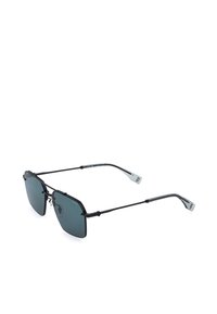 Lunettes de soleil rectangulaires à monture noire avec des verres teintés foncés et des branches métalliques fines, présentées sur fond blanc.