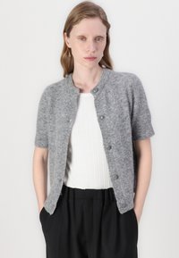 Grå kortermet cardigan laget av mykt strikkemateriale med rund hals, med fem knapper foran og lett tekstur.