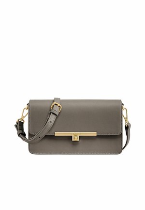 Sac bandoulière en cuir gris avec une sangle réglable et des détails en métal doré, dont une boucle et un fermoir.