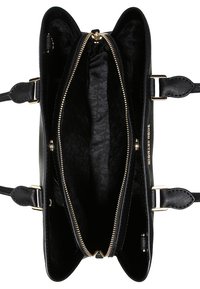 Borsa a mano in pelle nera con una texture liscia, scomparti con cerniera e elementi in metallo dorato. L'interno presenta un elegante rivestimento nero.