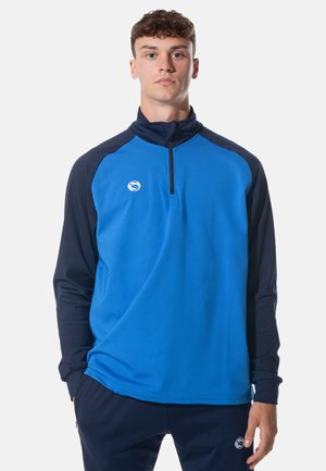 Blaues und marineblaues langärmliges Sportshirt mit hohem Kragen und praktischer Halbzip-Verschluss. Verfügt über ein Logo auf der Brust und hat eine weiche Stofftextur.