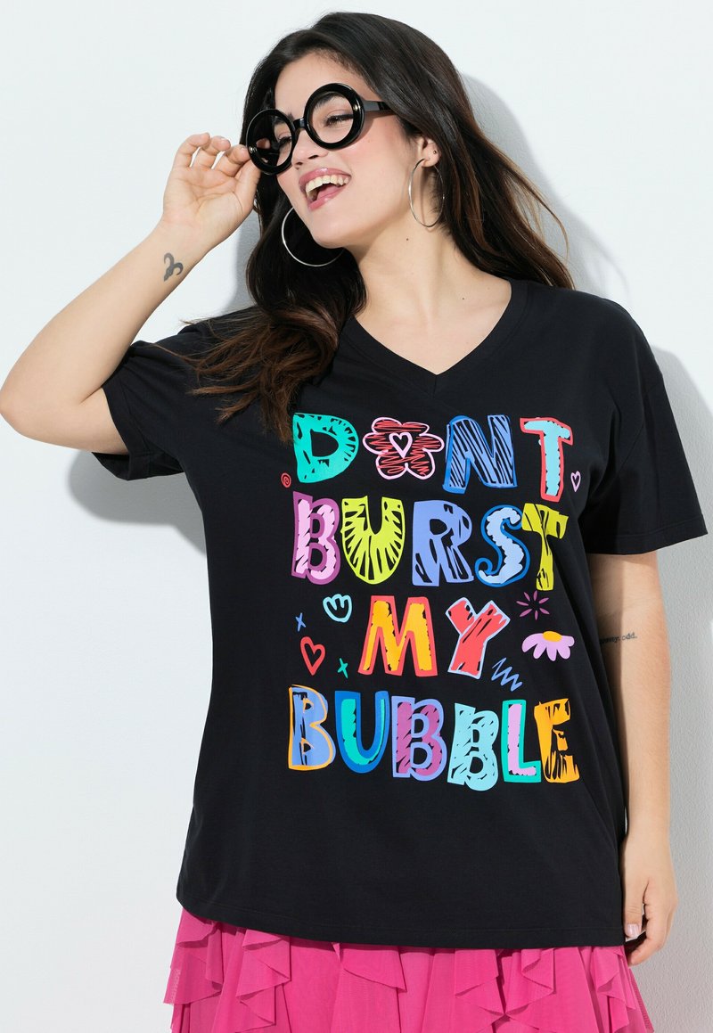 T-shirt nera con scollo a V e testo grafico colorato "NON FAR SCOPPIARE LA MIA BOLLA," con vari caratteri e forme giocose.