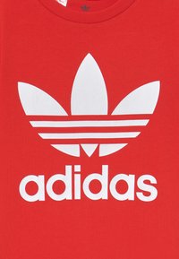 adidas Originals ADICOLOR TREFOIL - T-shirt estampada - red/white