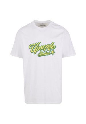 Valge puuvillane t-särk, millel on mitmevärviline "Upscale Studios" logo roheliste ja kollaste aktsentidega ning tähesümbolitega. Lühikesed varrukad, ümmargune kaelus.
